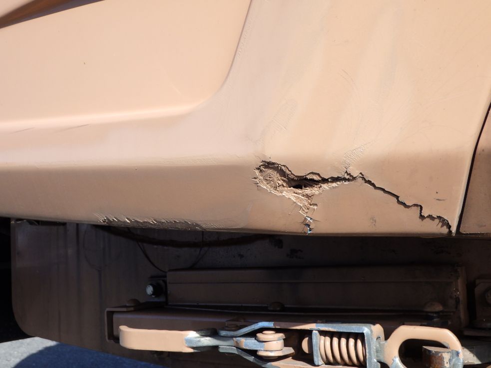運転席側ホッパーカバー下側に割れがあります。|三菱 ファイター TKG-FK71F(2WD)の写真34