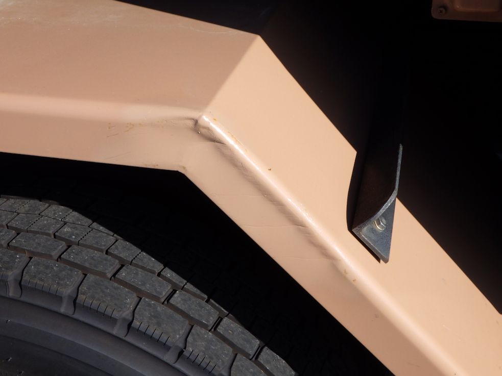 助手席側リヤフェンダーにヘコミ・塗装跡があります。|三菱 ファイター TKG-FK71F(2WD)の写真36