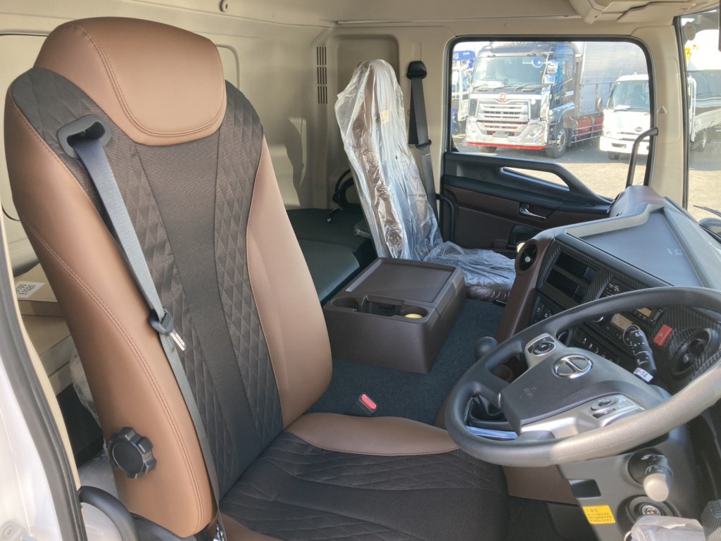 車内です。|日野 プロフィア 2KG-FW1AHCの写真12