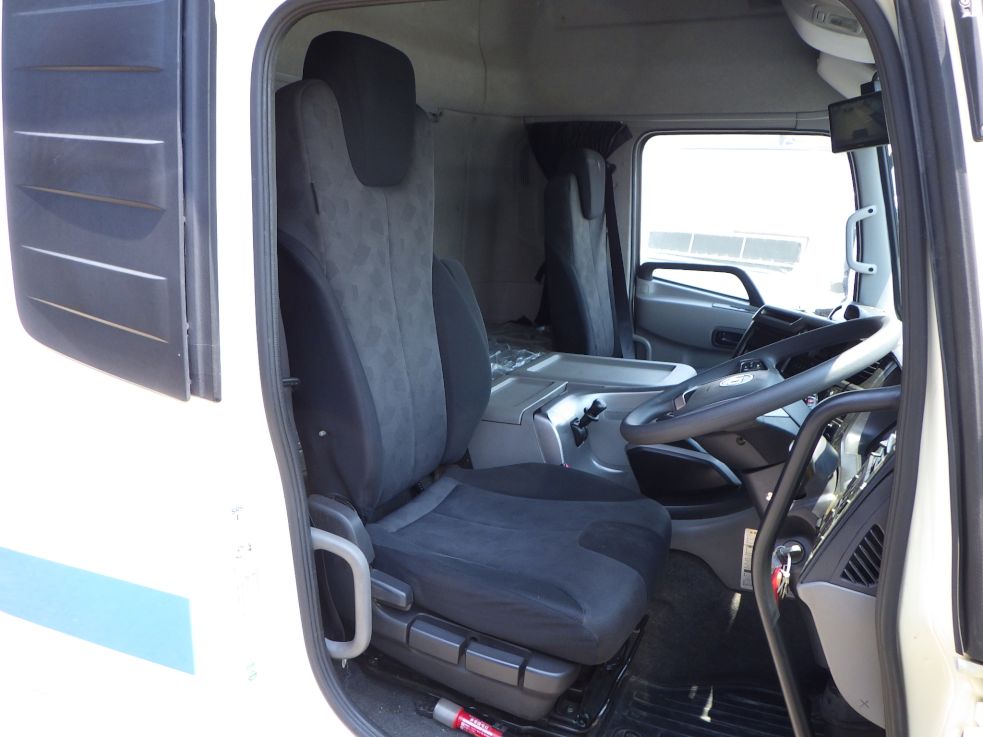 乗車定員は２名です。|UDトラックス クオン 2PG-CG5CAの写真6