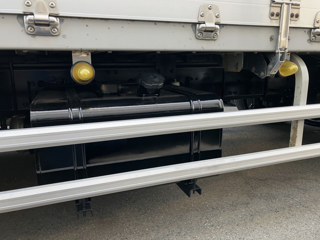 燃料タンクは200Lです。|UDトラックス クオン 2PG-CG5CAの写真13