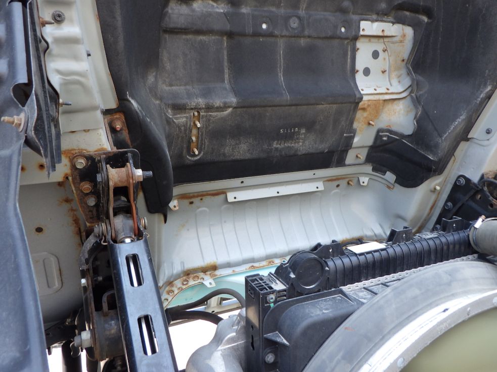 キャブ裏側にサビがあります。|UDトラックス クオン 2PG-CG5CAの写真26