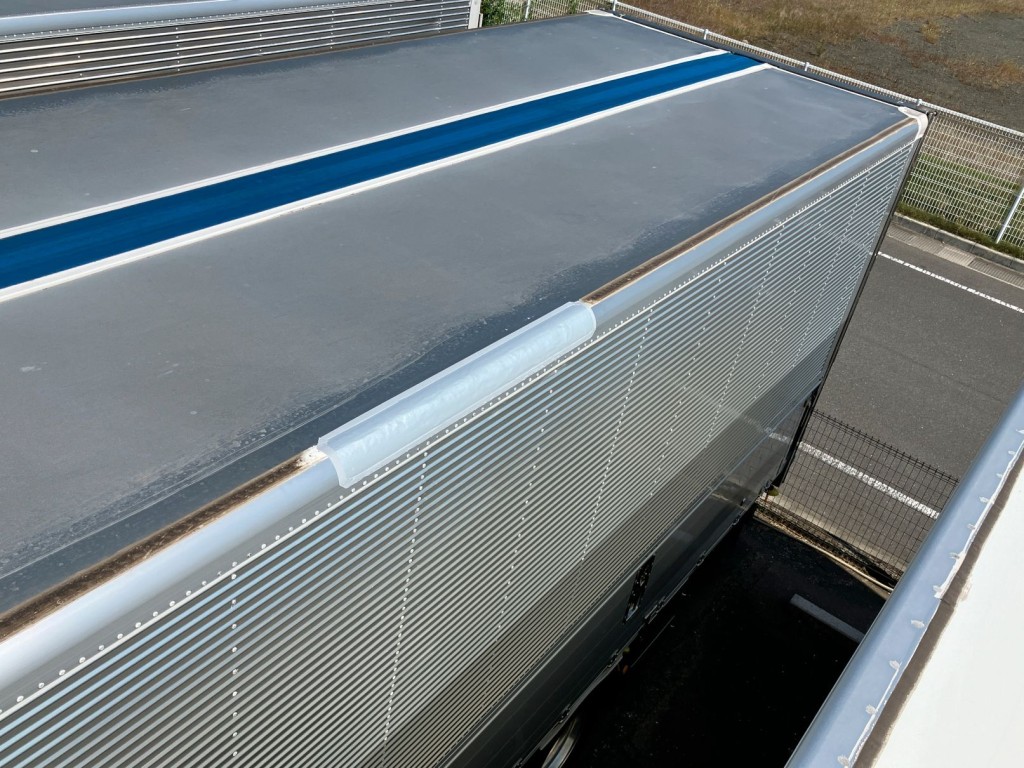 左羽根上部に補修箇所があります。|UDトラックス クオン 2PG-CG5CAの写真28