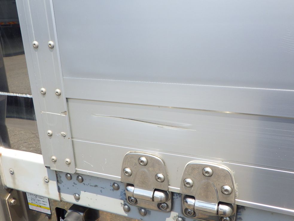 運転席側アオリ後方にキズ・ヘコミがあります。|UDトラックス クオン 2PG-CG5CAの写真31