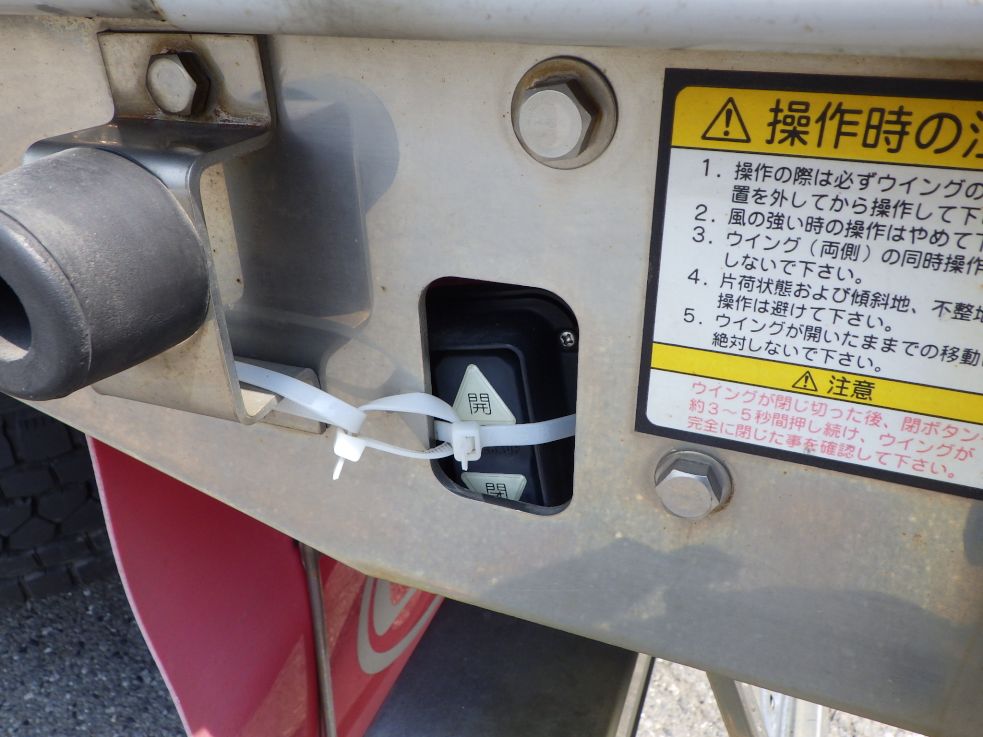 左右の後方スイッチブラケットが脱落しています。|UDトラックス クオン 2PG-CG5CAの写真35