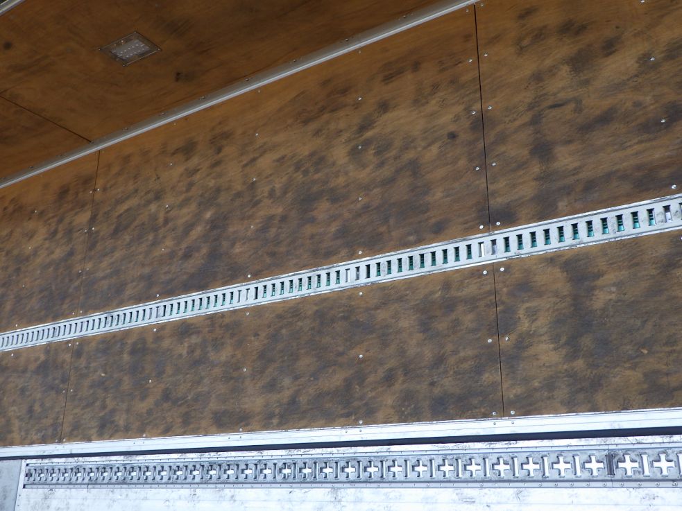 荷台ベニヤ板に汚れがあります。|UDトラックス クオン 2PG-CG5CAの写真37