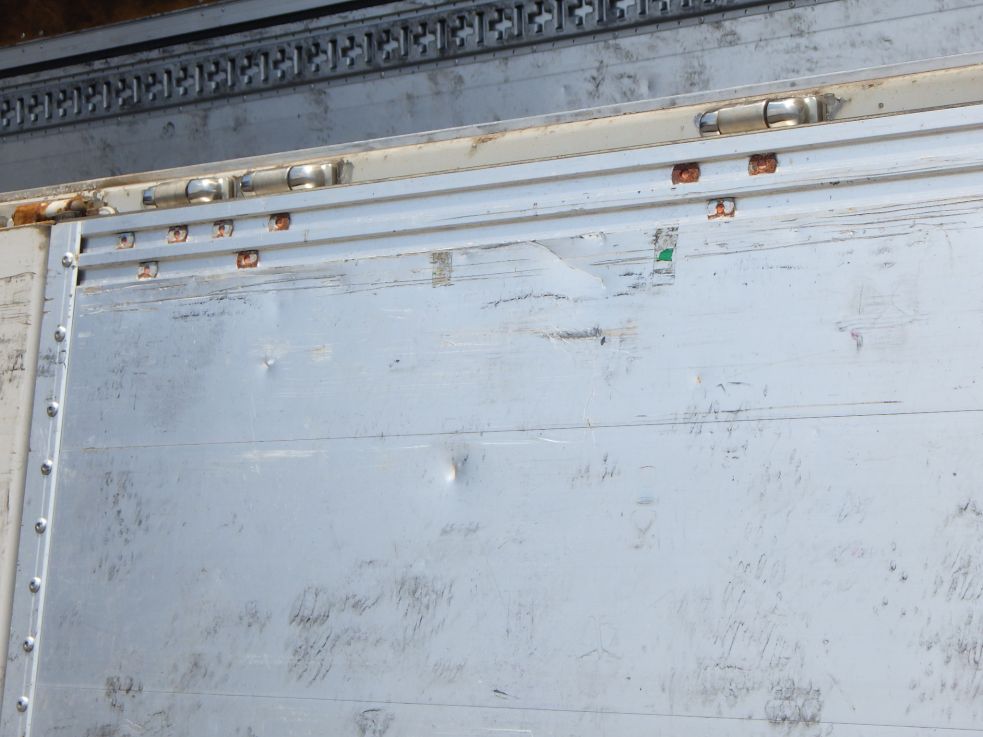 アオリ内側にキズ・ヘコミがあります。|UDトラックス クオン 2PG-CG5CAの写真38