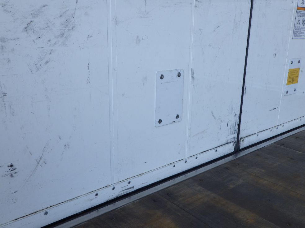 リヤ扉裏側にキズ・ヘコミがあります。|UDトラックス クオン 2PG-CG5CAの写真40