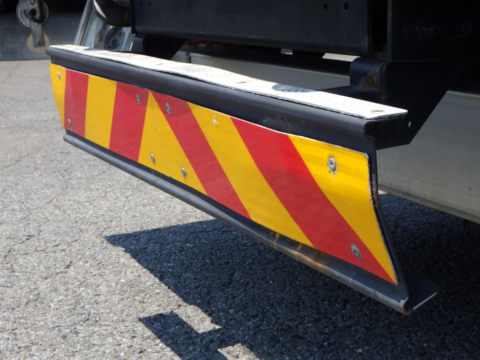 リヤステップにサビ・曲がりがあります。|UDトラックス クオン 2PG-CG5CAの写真42