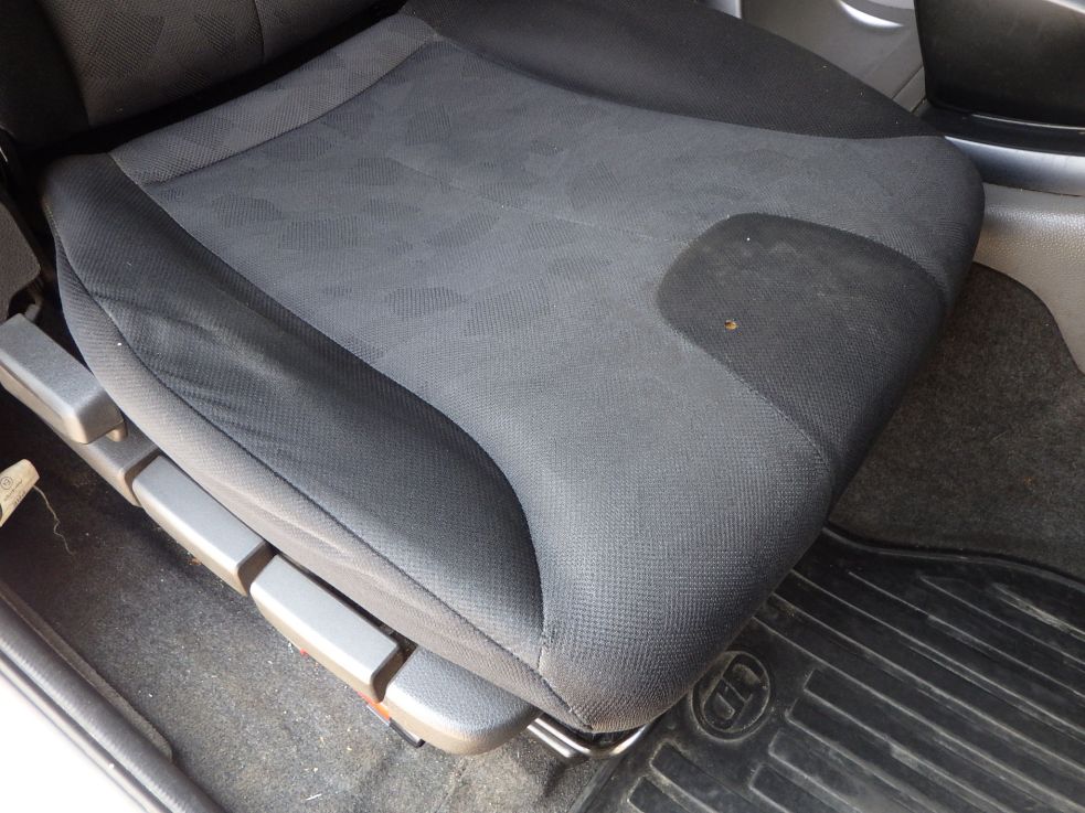 運転席座面にヘタリがあります。|UDトラックス クオン 2PG-CG5CAの写真43