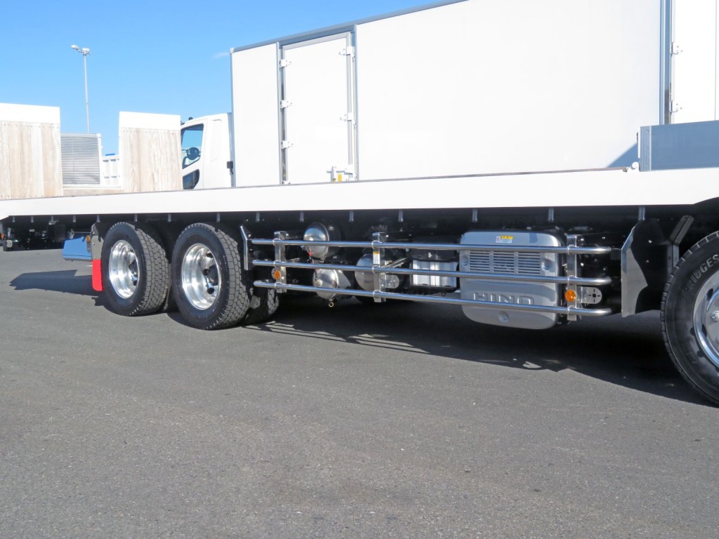 サイドバンパー・サイドバンパーステー・リアフェンダーはステンレス製です。|日野 プロフィア 2DG-FW1AHCの写真24