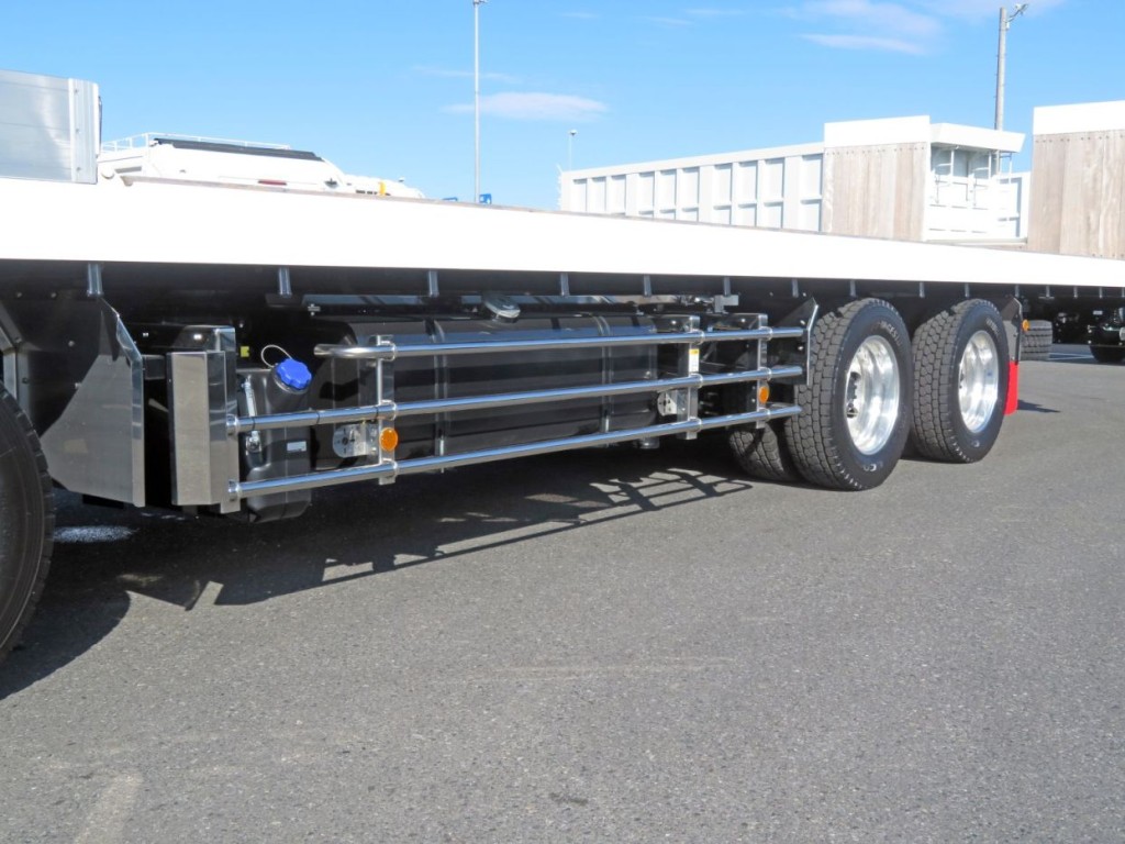 サイドバンパー・サイドバンパーステー・リアフェンダーはステンレス製です。|日野 プロフィア 2DG-FW1AHCの写真25