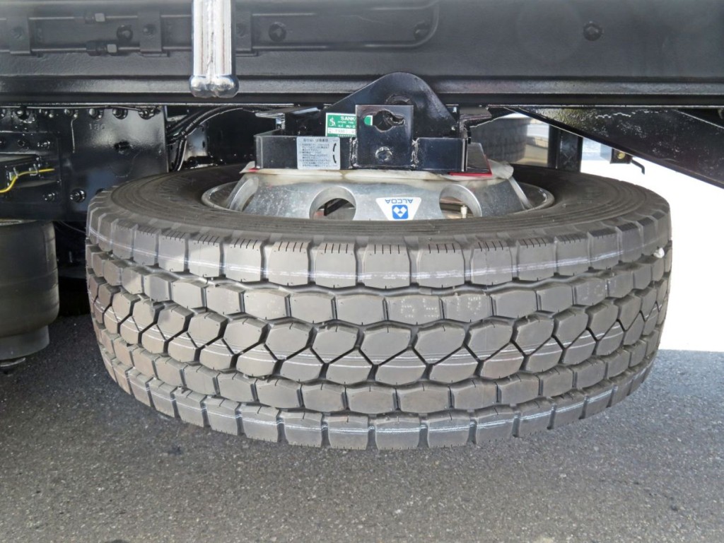 スペアタイヤ付きです。|日野 プロフィア 2DG-FW1AHCの写真28