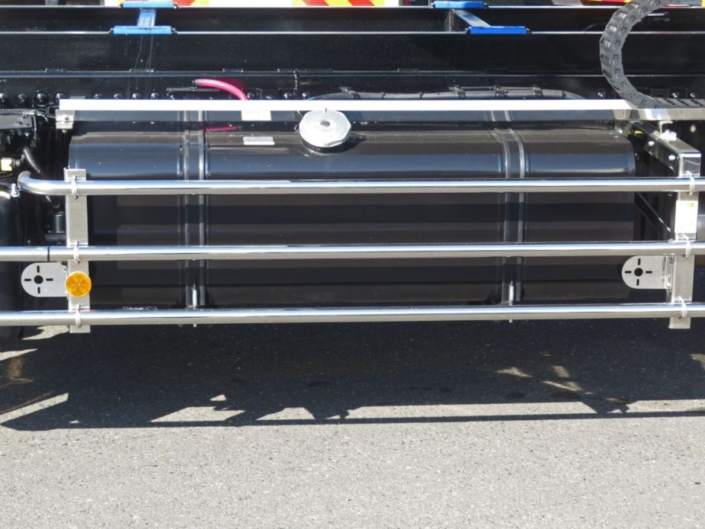 燃料タンクは300Lです。|日野 プロフィア 2DG-FW1AHCの写真31