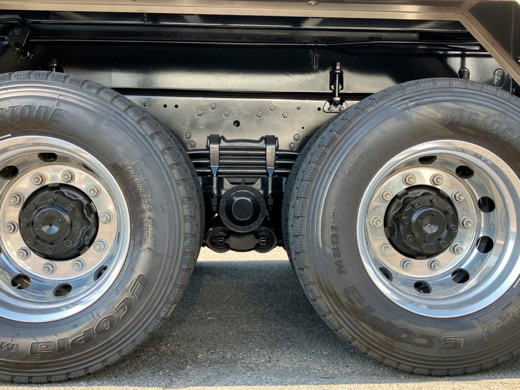 タイヤ間の状態です。|三菱 スーパーグレート 2PG-FV80VZの写真7