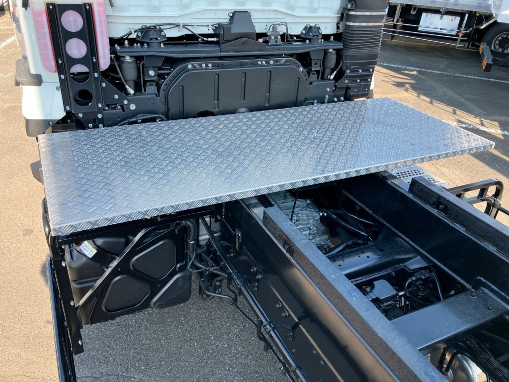 踊り場はアルミ縞板です。|三菱 スーパーグレート 2PG-FV80VZの写真17