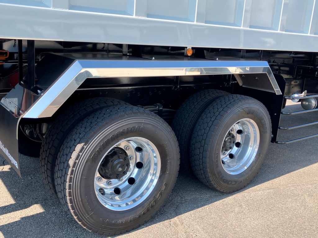 リヤフェンダーはステンレス製です。アルミホイールです|三菱 スーパーグレート 2PG-FV80VZの写真19