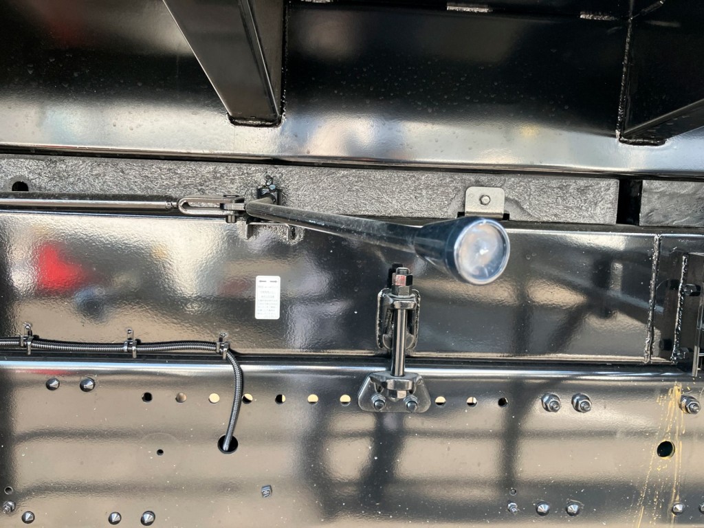 リヤゲートロック操作レバーの状態です。|三菱 スーパーグレート 2PG-FV80VZの写真20