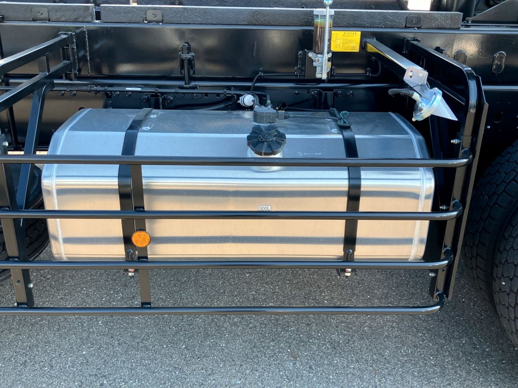 燃料タンクは300Lアルミ製です。|三菱 スーパーグレート 2PG-FV80VZの写真21