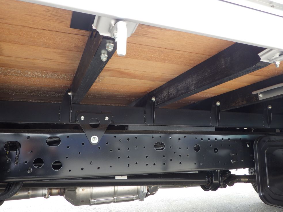 シャーシとネタの状態です。(縦ネタは鉄・横ネタは木製です)|日野 レンジャー 2PG-FD2ABA(2WD)の写真7