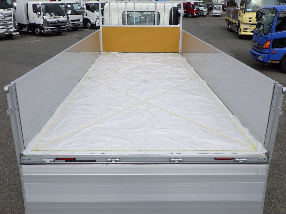 床にシートをかけています。|日野 レンジャー 2PG-FD2ABA(2WD)の写真10