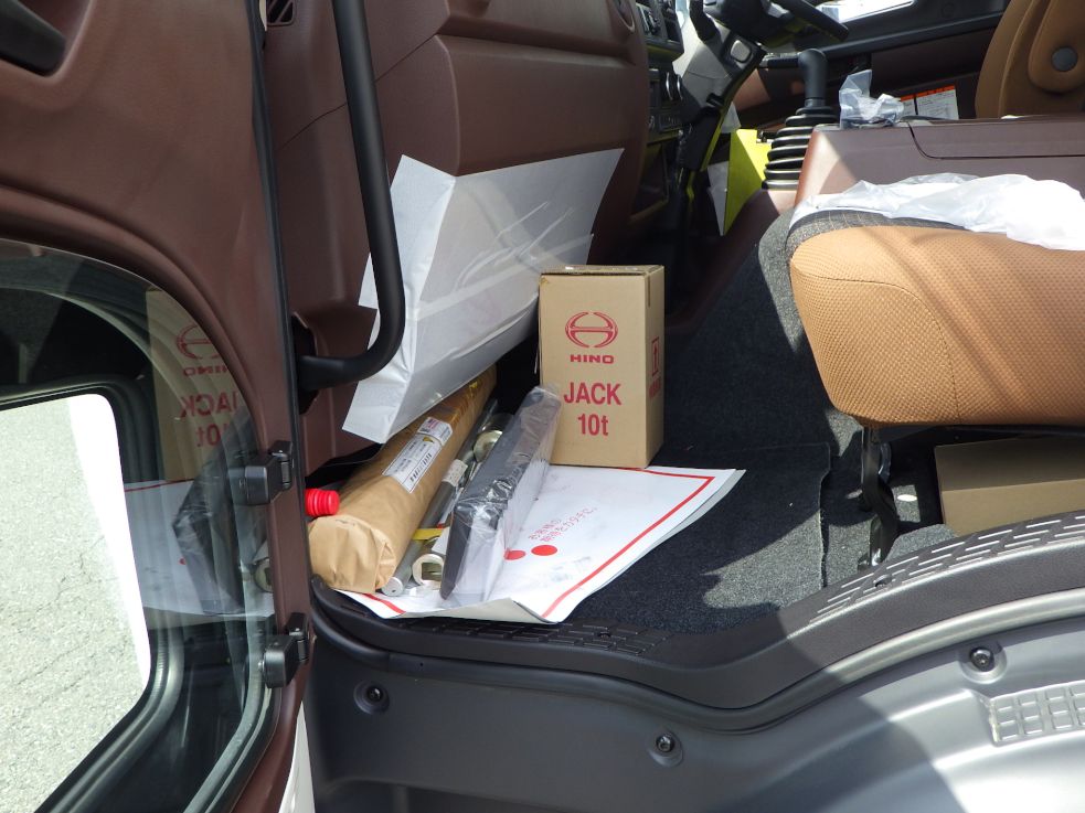 キャブ内に付属品が積んであります。|日野 レンジャー 2PG-FD2ABA(2WD)の写真19