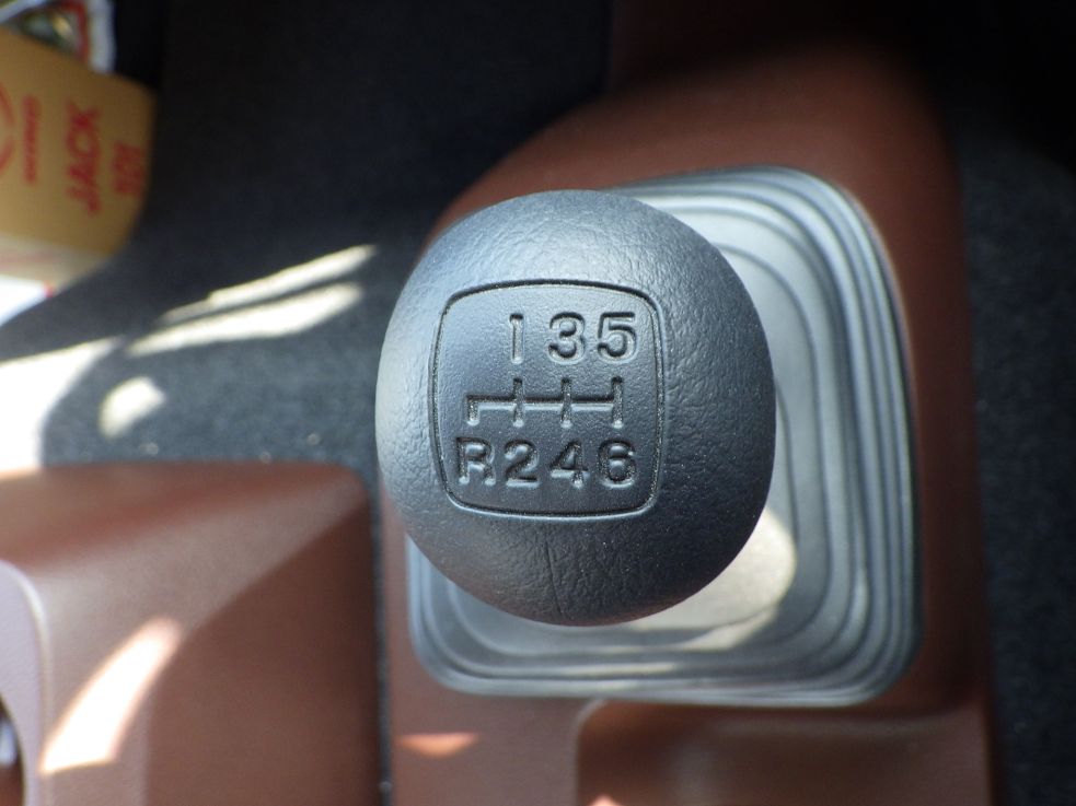 MT6速です。|日野 レンジャー 2PG-FD2ABA(2WD)の写真26