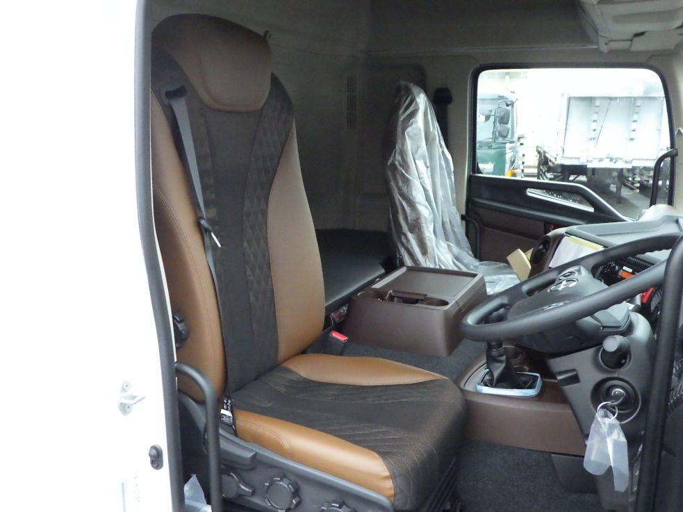 乗車定員は２名です。|日野 プロフィア 2DG-FW1AHCの写真6