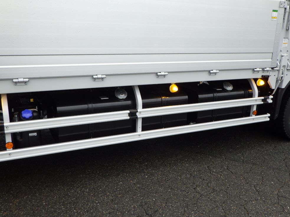 燃料タンクは３００LX２００Lです。|日野 プロフィア 2DG-FW1AHCの写真20