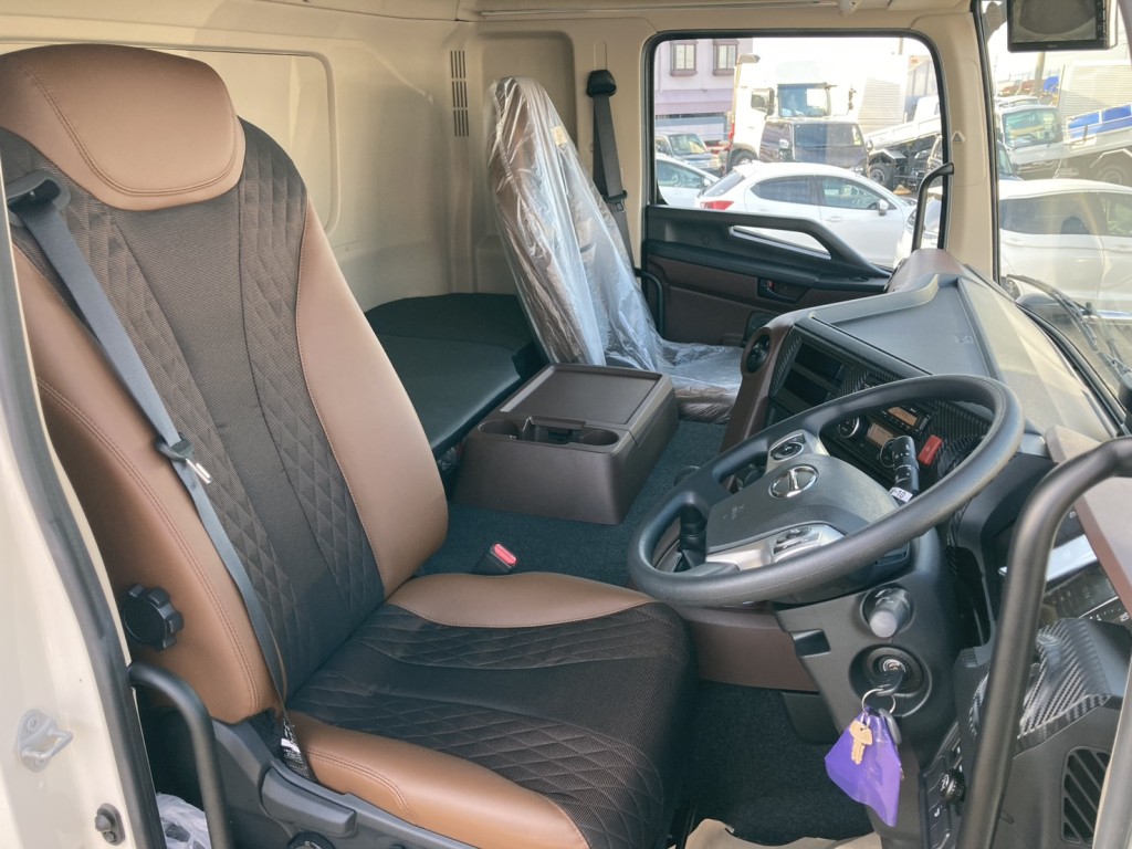 車内です。|日野 プロフィア 2DG-FW1AHCの写真11