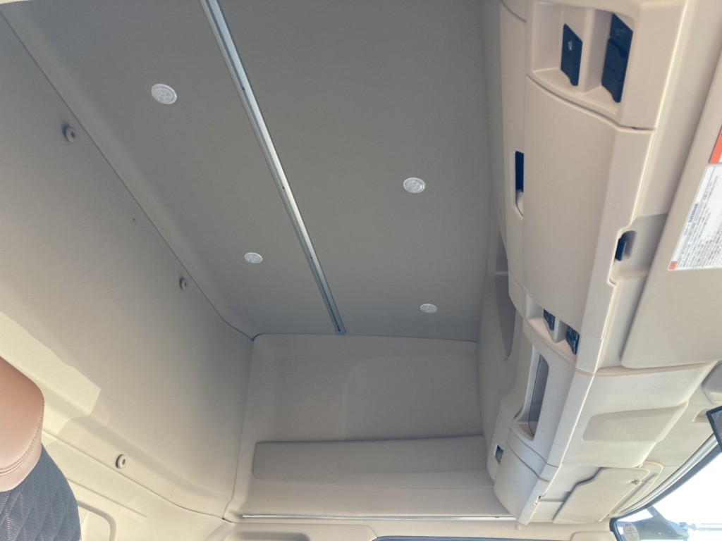 車内は広々ハイルーフです。|日野 プロフィア 2DG-FW1AHCの写真13