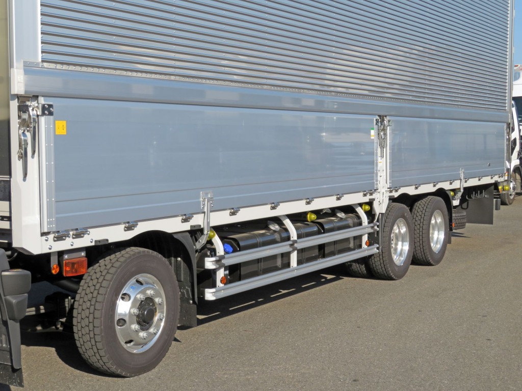 あおりロック及び丁番・ウイングロックはステンレス製です。（ホイールはアルミ製です）|日野 プロフィア 2KG-FW1AHCの写真9