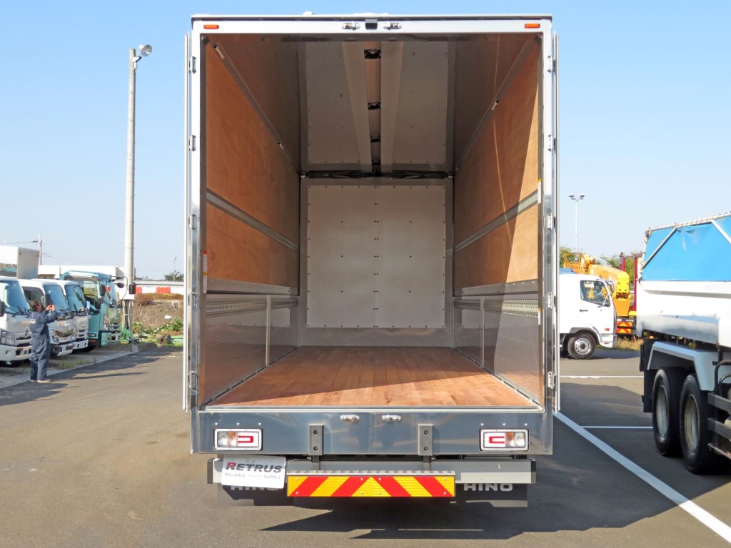 門口周りはステンレス製です。|日野 プロフィア 2KG-FW1AHCの写真11