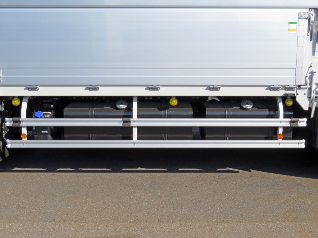 燃料タンクは300Lと200Lが付いています。|日野 プロフィア 2KG-FW1AHCの写真13