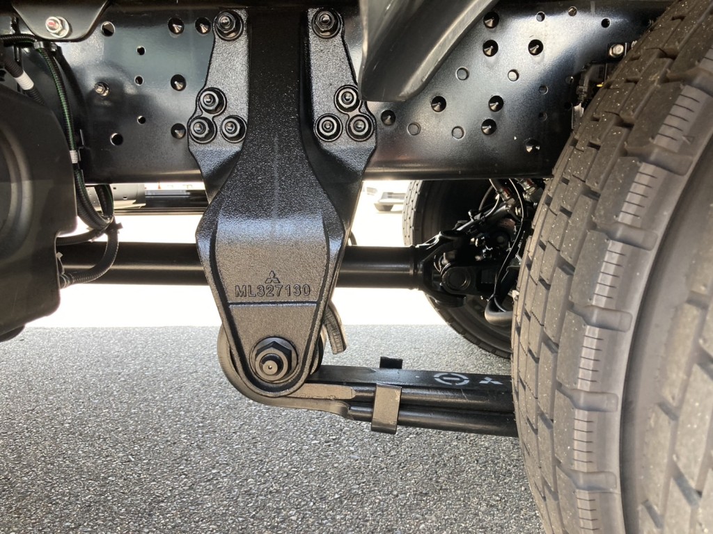 シャーシとスプリングの状態です。|三菱 ファイター 2KG-FK65F(2WD)の写真5