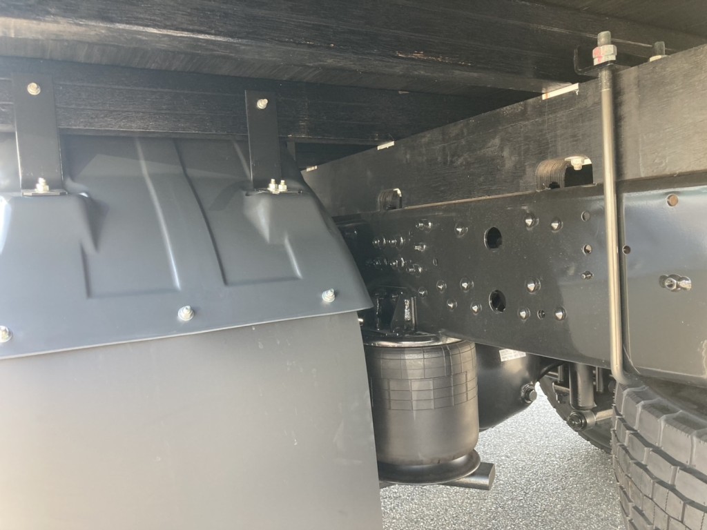 シャーシとエアサスの状態です。|三菱 ファイター 2KG-FK65F(2WD)の写真6