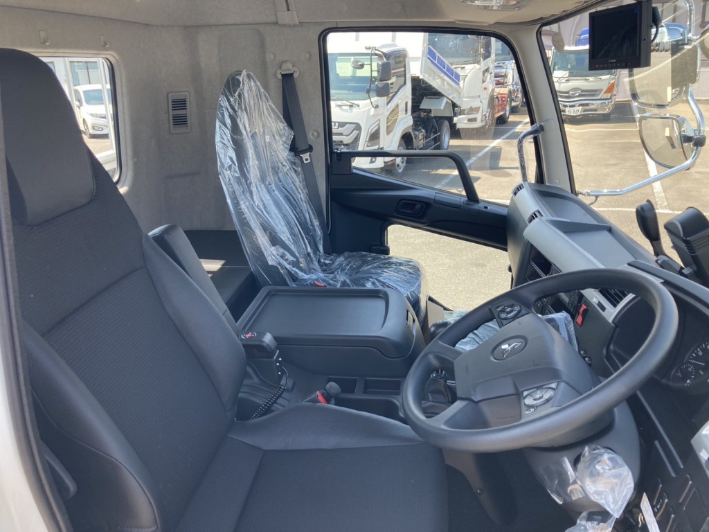 車内です。|三菱 ファイター 2KG-FK65F(2WD)の写真11