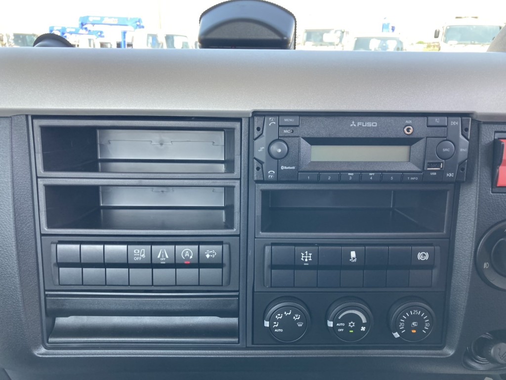 インパネ周りです。|三菱 ファイター 2KG-FK65F(2WD)の写真26