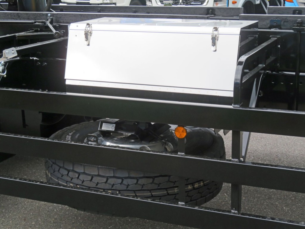 工具箱・スペアタイヤ付きです。(工具箱はステンレス製です)|三菱 スーパーグレート 2PG-FV80VZの写真16