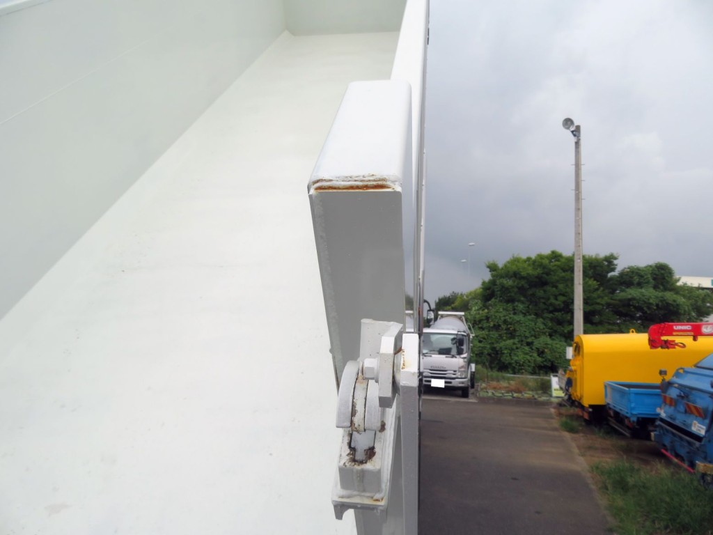 運転席側荷台後方上部に少し置きサビがあります。|三菱 スーパーグレート 2PG-FV80VZの写真22