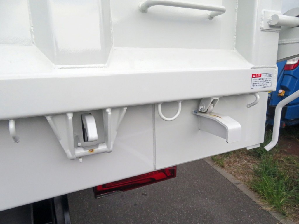 リア扉下部周りに少し置きサビがあります。|三菱 スーパーグレート 2PG-FV80VZの写真23