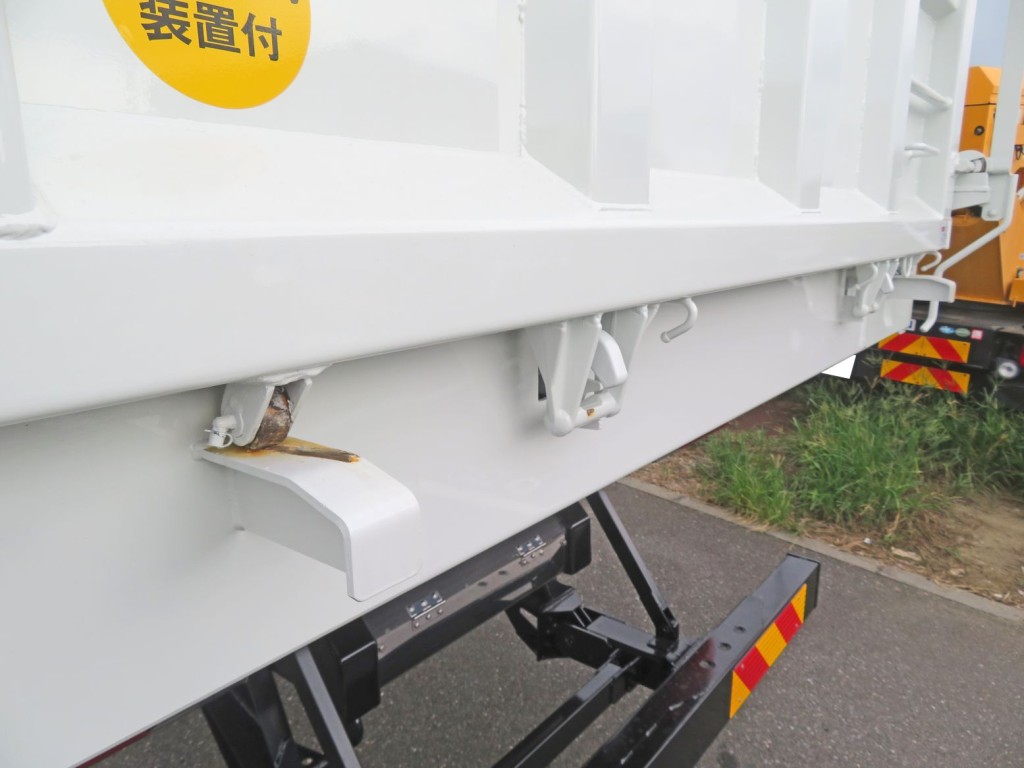 リア扉下部周りに少し置きサビがあります。|三菱 スーパーグレート 2PG-FV80VZの写真24