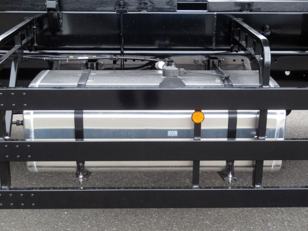 燃料タンクは300Lです。(アルミ製です)|三菱 スーパーグレート 2PG-FV80VZの写真25