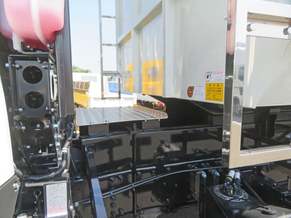 踊り場付きです。|三菱 スーパーグレート 2PG-FV80VZの写真15