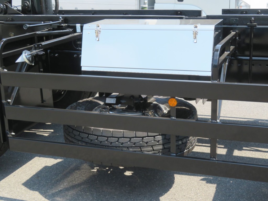 工具箱・スペアタイヤ付きです。(工具箱はステンレス製です)|三菱 スーパーグレート 2PG-FV80VZの写真16