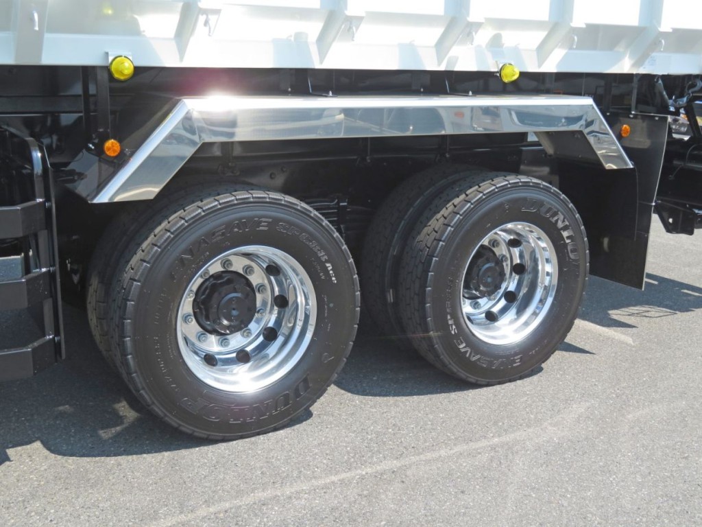 アルミホイールです。(リアフェンダーはステンレス製です)|三菱 スーパーグレート 2PG-FV80VZの写真17