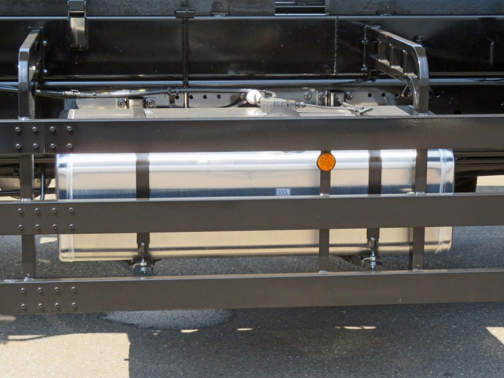 燃料タンクは300Lです。(アルミ製です)|三菱 スーパーグレート 2PG-FV80VZの写真22