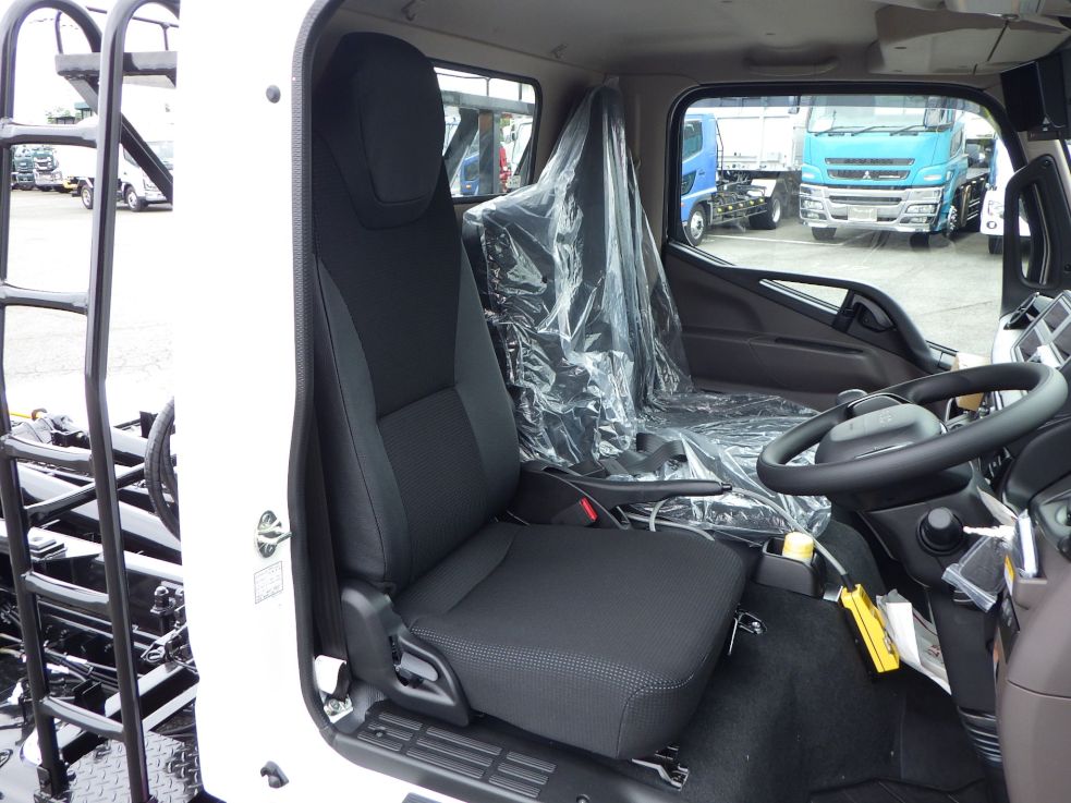 乗車定員は3名です。|三菱 キャンター 2RG-FBAV0(2WD)の写真6