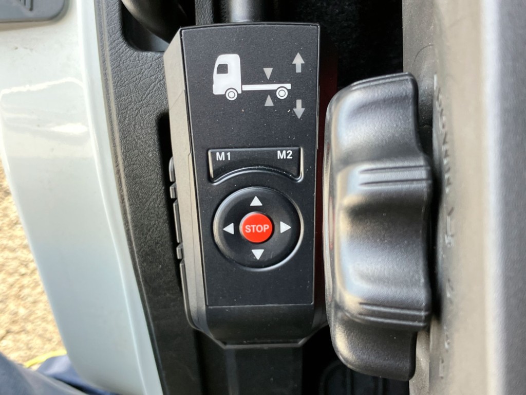 エアサスのコントローラーです。|三菱 スーパーグレート 2PG-FS74HZの写真20