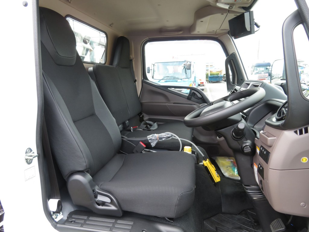 乗車定員は3名です。|三菱 キャンター 2RG-FBAV0(2WD)の写真6